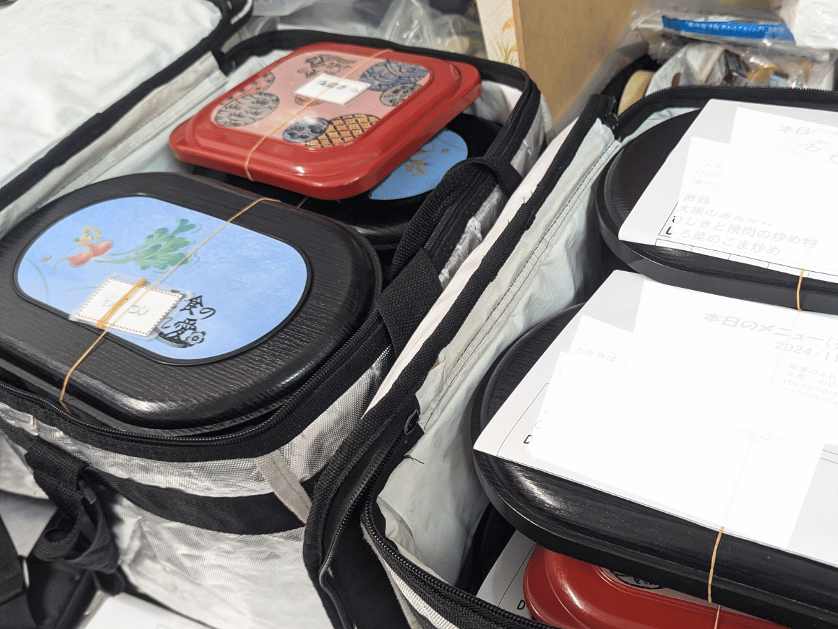 配達バッグに入れたお弁当のお届け準備